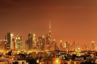 Zlato z genocidy, novodobé otroctví a americké základny. Co přesně obhajují influenceři v Dubaji?